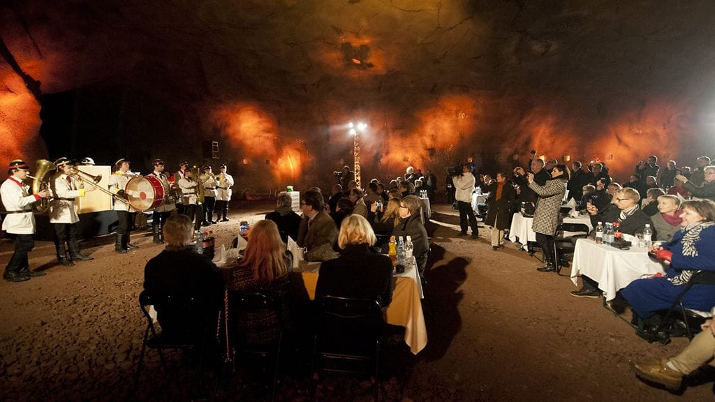 Länsimetron rakentaminen on edennyt puoliväliin. Tätä juhlittiin Tunnelit kohtaavat kaupunkien rajalla -tilaisuudella Koivusaaren raiteenvaihtohallissa Helsingissä torstaina 22. marraskuuta 2012.