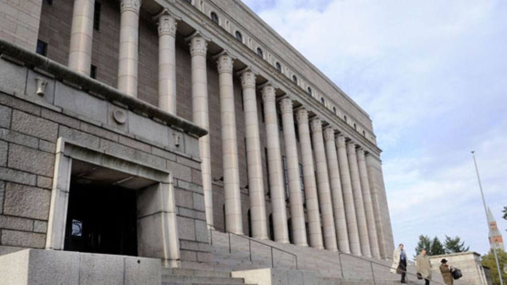 Keskusta ja vihreät ovat kilvan sulauttamassa toisilleen keskeisiä ministeriöitä. Kuvituskuva.