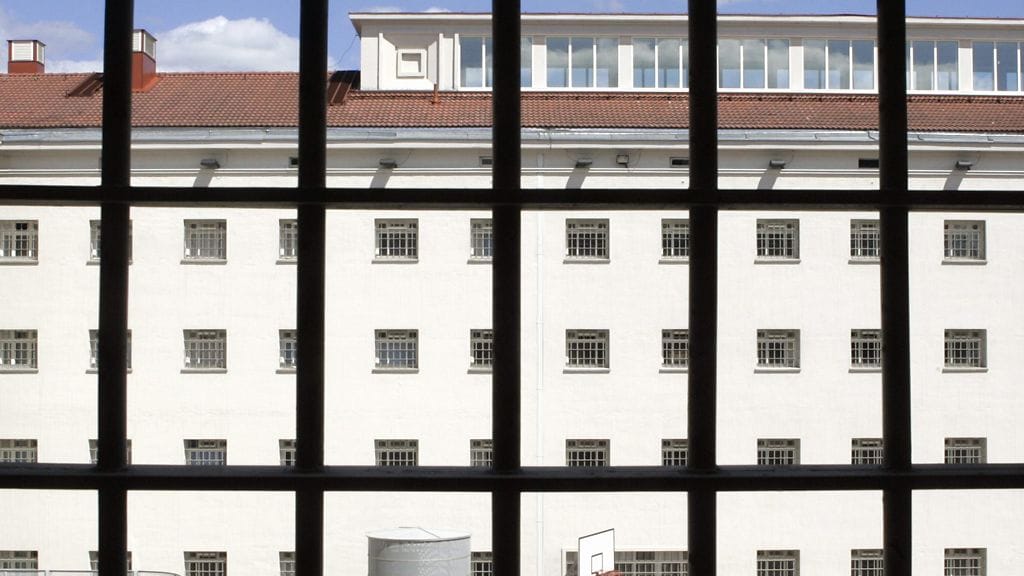 Riihimäen vankilassa tapahtui sunnuntaina vankien välinen puukotustilanne, lisäksi kolmas vanki pahoinpiteli vartijan.