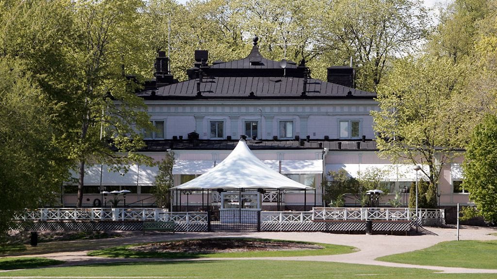 Poliisi sai perjantai-iltana kello yhdentoista aikaan murtohälytyksen Kaivohuoneelle, jonne oli tunkeutunut kymmeniä ihmisiä.