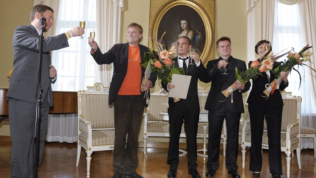 Kulttuuriministeri Paavo Arhinmäki kilisteli kristallikruunujen alla.