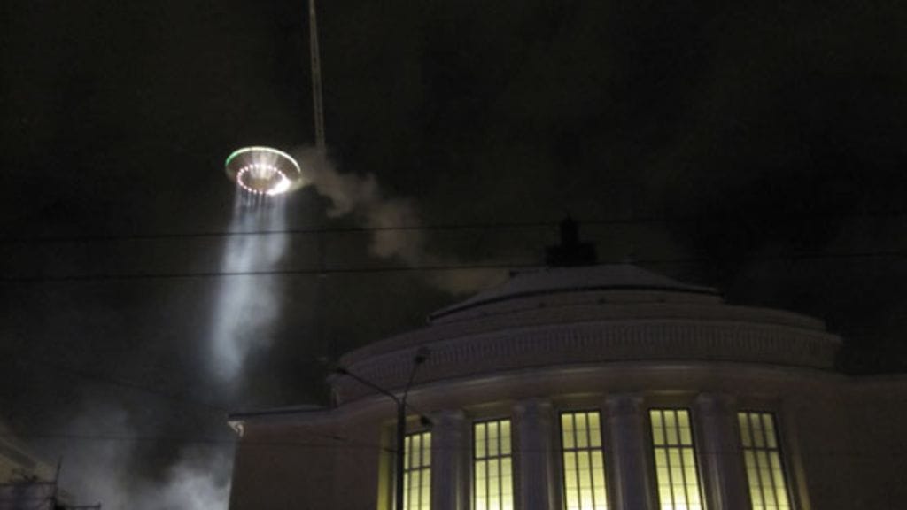 Lentävä lautanen leijaili Viron kansallisoopperan yllä Tallinnan avatessa Euroopan kulttuuripääkaupunki 2011 vuotensa.