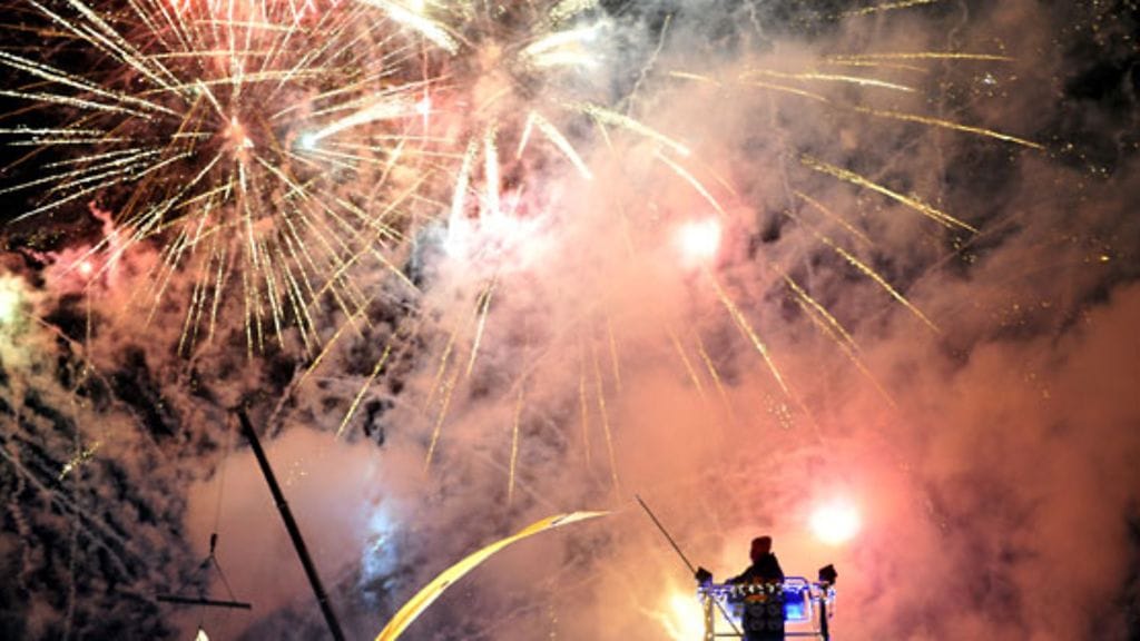 Avajaisesitys Tällä puolen, tuolla puolen esitettiin Turussa 15. tammikuuta 2011, kun Turku vietti Euroopan kulttuuripääkaupunki 2011 avajaisiaan.