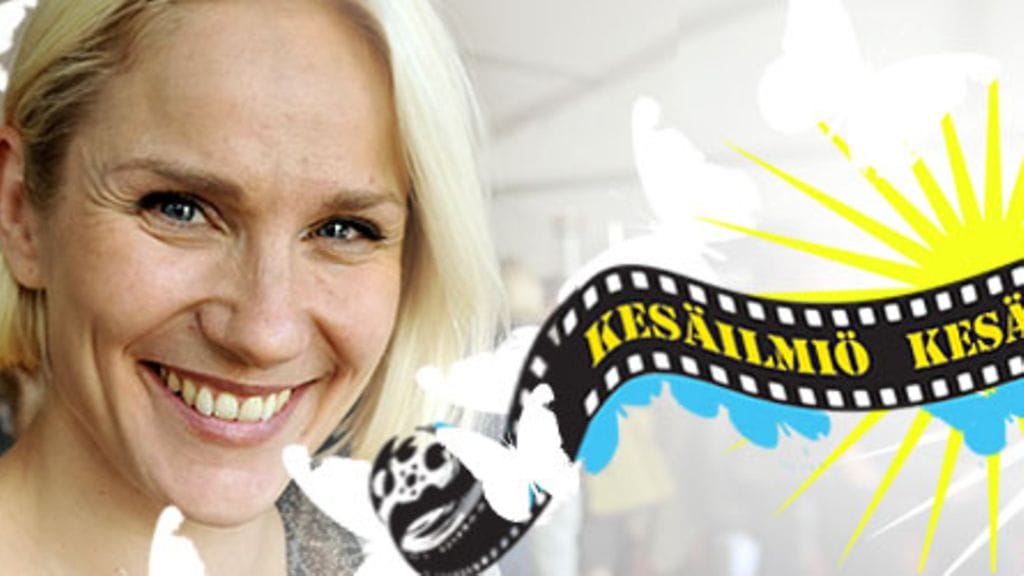 Laura Malmivaara FC Venus -elokuvan maalivahtina.