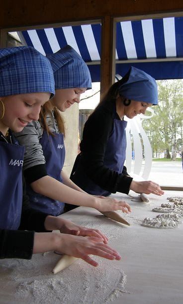 Nuoria leipojia lasten piirakkakoulussa Pohjois-Karjalan Marttojen piirakkapajassa Joensuussa.