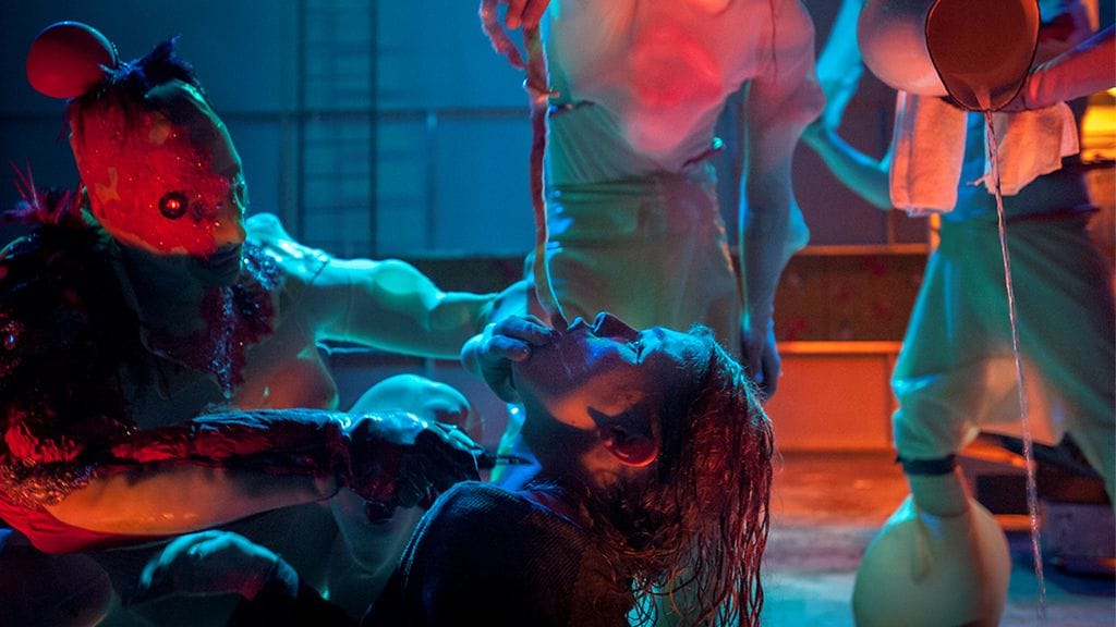 Eurydiken Kansallisteatterin tuorein versio ei rajuutensa vuoksi sovellu alle 16-vuotiaille. Kuvassa Jesse Vinnari, Emmi Parviainen ja Saska Pulkkinen. Kuva: Tuomo Manninen.