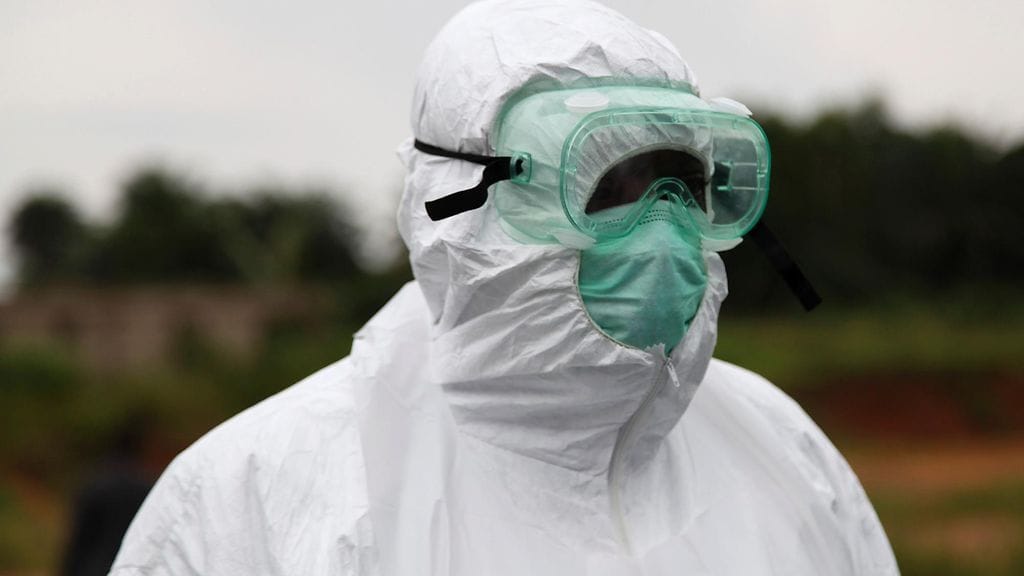 Sairaanhoitaja suojavarusteissa ebolan varalta. Arkistokuva.
