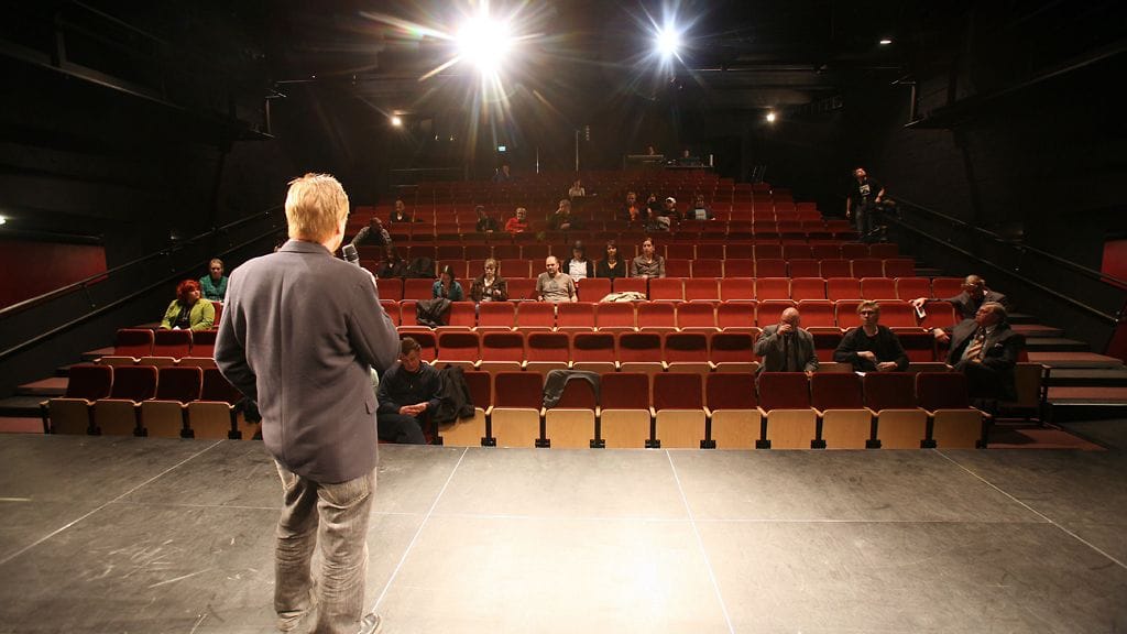 Ryhmäteatterin näyttelijä Juha Kukkonen Ryhmäteatterin kakkosnäyttämöllä entisen elokuvateatteri Kino Helsingin tiloissa 17. huhtikuuta 2007. Kuva: Lehtikuva.