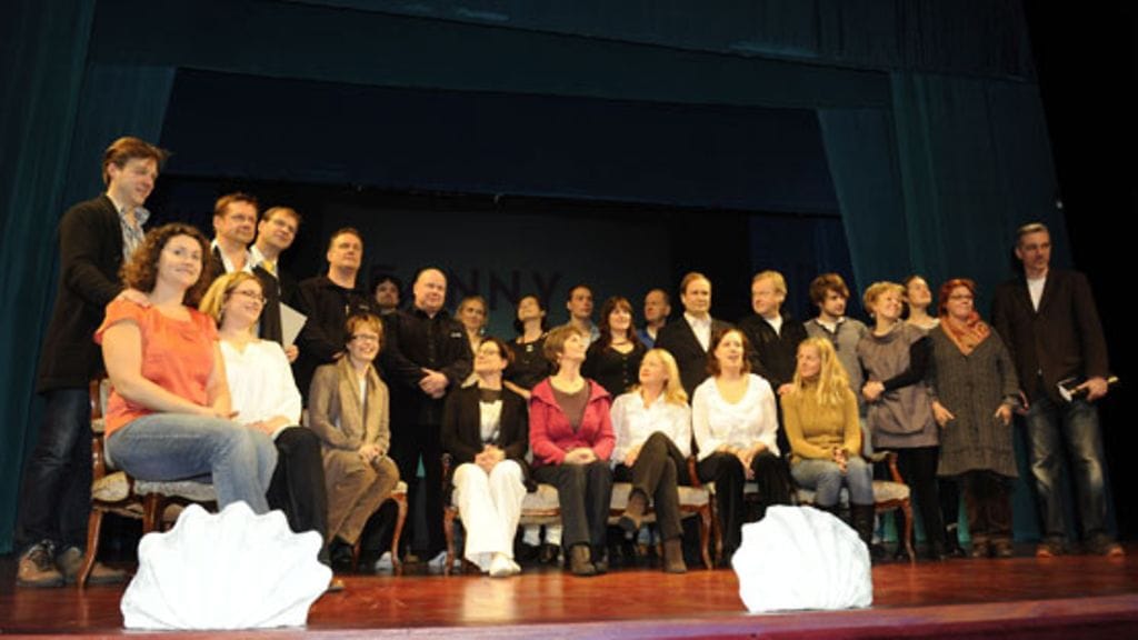 Svenska Teaternin ja Tampereen Työväenteatterin Fanny ja Alexander näytelmän näyttelijäkaartia tiedotustilaisuudessa Helsinissä. Kuva: Lehtikuva