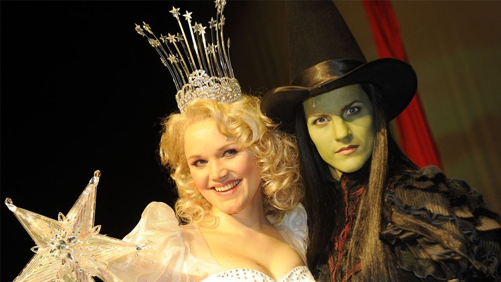 Anna-Maija Tuokko ja Maria Ylipää Helsingin kaupunginteatterin Wicked-musikaalissa.