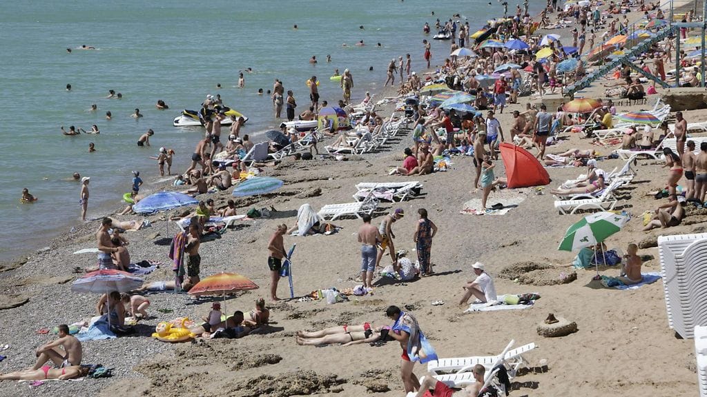 Simferopolin rannalla riitti väkeä kesäkuussa, mutta turistit loistavat poissaolollaan.