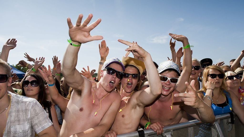 Yleisöä lavan edessä helteisessä Ruisrockissa vuonna 2011.