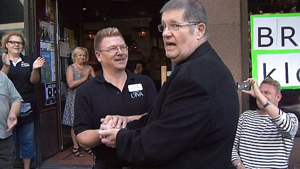 Fredi maksoi velkansa Oivan portsarille Kallio Block Partyilla kesällä 2013.