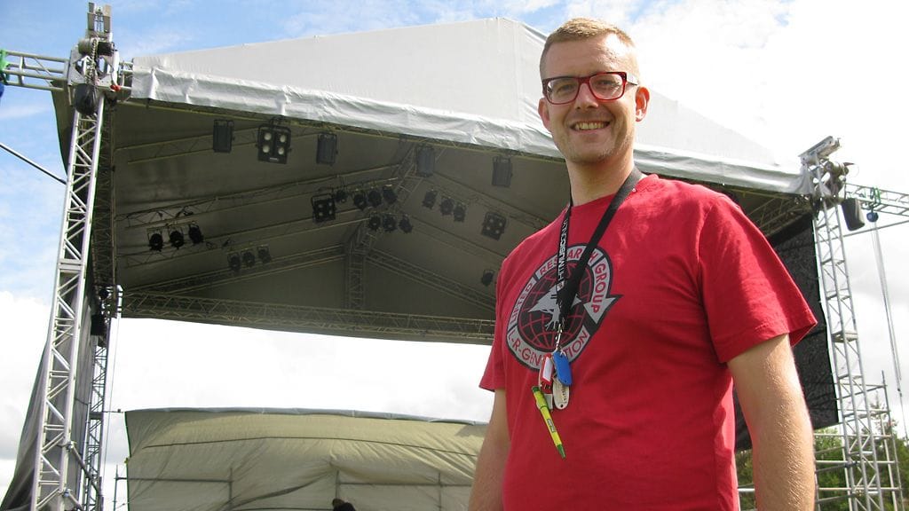 Raumalla järjestettävän Unajan juhannusfestivaalin valmistelut ovat täydessä käynnissä. Kuvassa festivaalin järjestäjä Toni Järvinen.