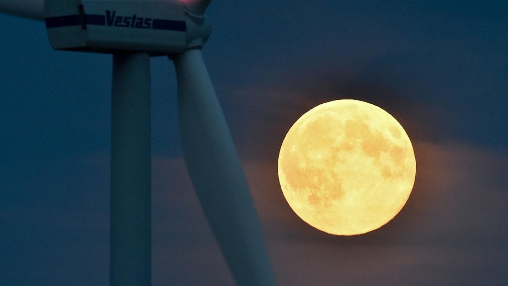 Superkuu nousi taivaalle myös Sieversdorfin lähellä Brandenburgissa Saksassa 10. elokuuta 2014.