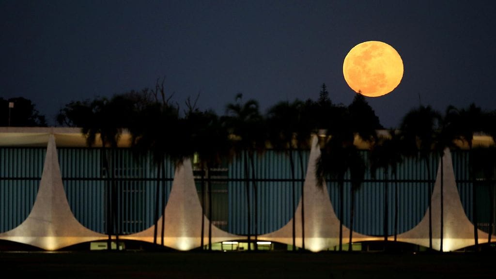 Brasilian presidentti epäilee, että hänen virkapalatsissaan Alvoradassa voi olla aaveita. Modernistisen rakennuksen suunnitteli arkkitehti Oscar Niemeyer 1950-luvulla.