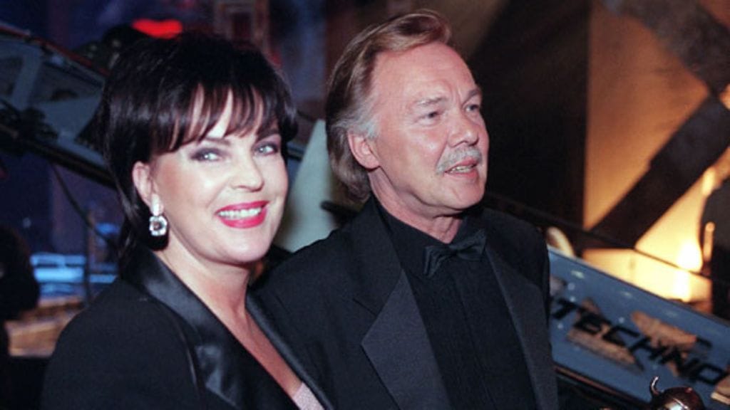 Kari Tapio sai Erikois-Emman Emma-gaalassa lauantai-iltana Helsingissä, vas Paula Koivuniemi 4.3.2000. LEHTIKUVA / KIMMO MÄNTYLÄ