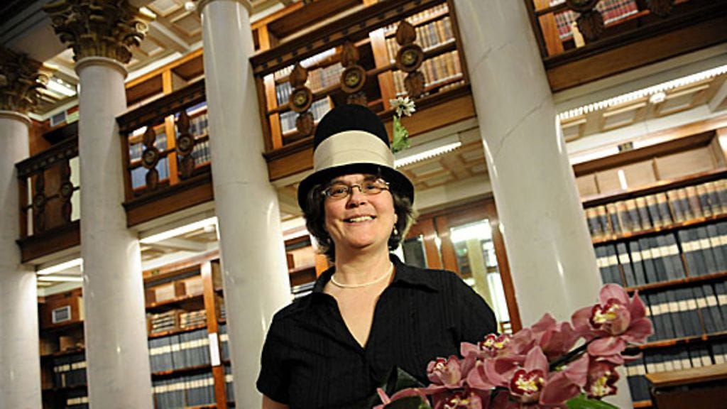 Suomen sarjakuvaseuran Puupäähattu-palkinto jaetaan tänään. Vvuoden 2009 Puupäähattu-palkinnon sai graafikko Tiina Pystynen . (LEHTIKUVA)