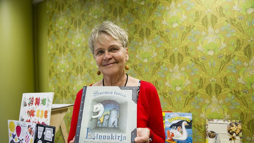 Raili Mikkanen sai lastenkirjallisuuden Anni Swan -mitalin Helsingissä 6. kesäkuuta 2012 teoksestaan Suomen lasten linnakirja.
