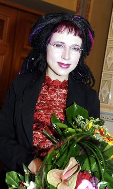 Sofi Oksanen vastaanotti tänään Runeberg-palkinnon Porvoossa. (Kuva: Lehtikuva)