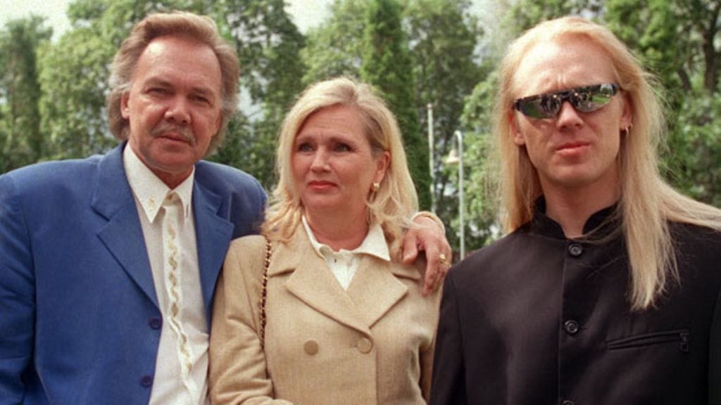 Kari Tapio, Pia-vaimo ja poika Jiri Jani Sievisen häissä 1998. LEHTIKUVA / SARI GUSTAFSSON