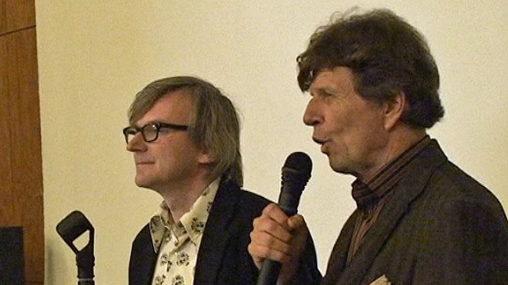 Tehtaan tiedotuspäällikkö Pentti Salin haastattelee käsikirjoittaja Kari Pyrhöstä.