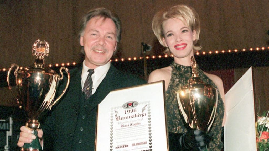 Vuoden 1996 esiintyjäksi on valittu Kari Tapio (vas) ja Pia Seppälä kvartetteineen sai toisen tunnustuspalkinnon.