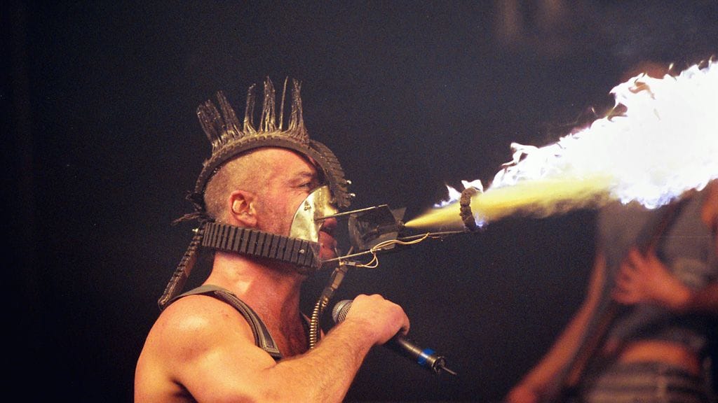 Rammstein esiintyi Helsingissä vuonna 2001. Kuvassa yhtyeen vokalisti Till Lindeman. Yhtye on tunnettu räiskyvästä lavaesiintymisestä.