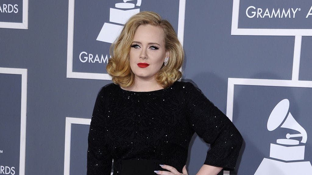 Adelen viime vuoden asu läpäisisii säännöt leikiten. Laulaja Grammy-gaalassa 2012.