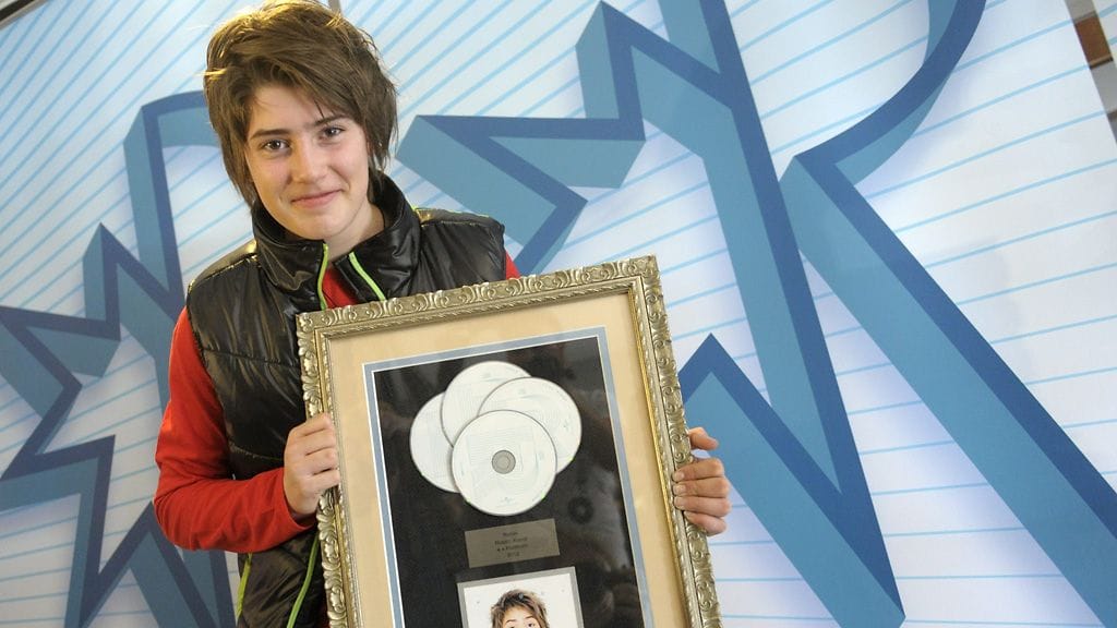 Robinin debyyttialbumi Koodi on myynyt nelinkertaista platinaa, eli yli 80 000 kappaletta.