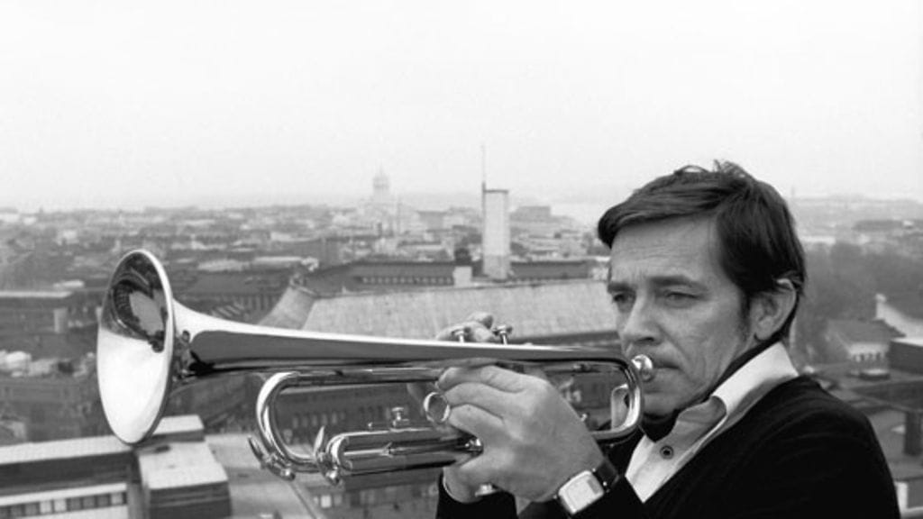 Trumpetisti Jörgen Petersen soittaa Ravintola Tornin terassilla 50-vuotisjuhlalevynsä "Kultainen trumpetti" julkaisun aikoihin 1981. (Lehtikuva)