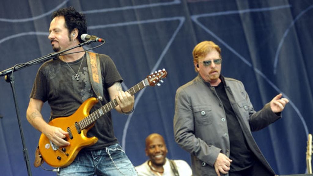 Toto esiintyi Kirjurinluodolla Porissa 22. heinäkuuta 2010. Kuvassa vasemmalta johtohahmo, kitaristi-laulaja Steve Lukather, basisti Nathan Ernst ja solisti Joseph Williams.