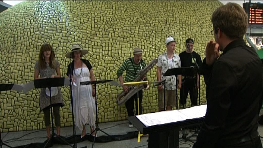 Säveltäjä Pasi Lyytikäinen toi erilaista oopperaa Kampin kauppakeskukseen.