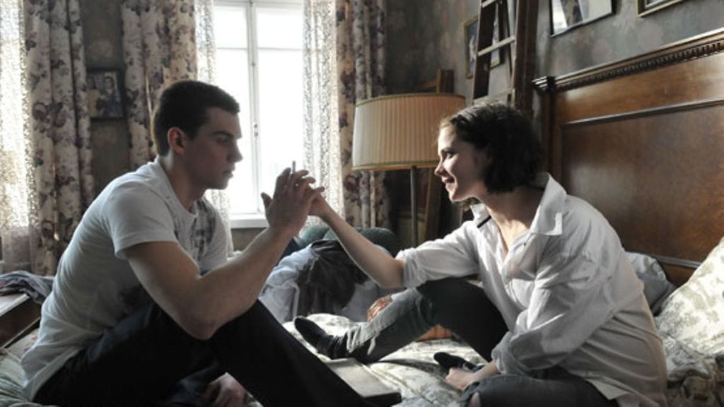 Aleksi Salmenperän Pahan perheen lapsia esittävät Lauri Tilkanen ja Pihla Viitala. (Kuva: Malla Hukkanen / Sputnik Oy.)