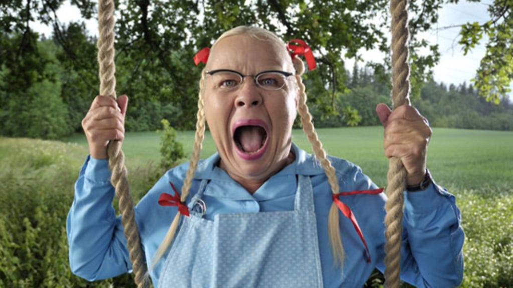 Ulla Tapaninen naurattaa Pakastaja-Elvinä.