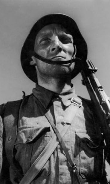 Åke Lindman alikersantti Lehtona Tuntemattomassa sotilaassa.