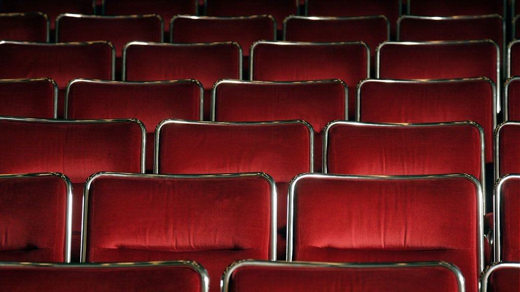 Finnkinon turvallisuuspäällikkö Henri Kurki sanoo, että ylilyönnit johtuvat useimmiten alkoholista, jota on esimerkiksi salakuljetettu teatterisaliin.