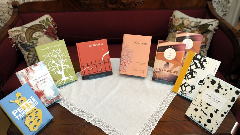 Runeberg-palkinto ehdokkaiden kirjat kuvattuna Porvoossa keskiviikkona 12. joulukuuta 2012. Ehdokkaat ovat Petri Tamminen, Olli-Pekka Tennilä. Eeva Kilpi, Jaakko Yli-Juonikas, Peter Sandström, Tiina Laitila, Lassi Hyvärinen ja Markku Envall.