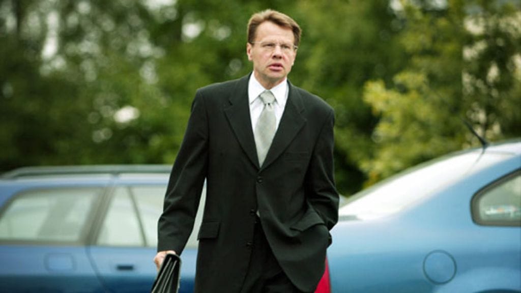 Kari Häkämies matkalla Raaseporin käräjäoikeuteen vuonna 2003.