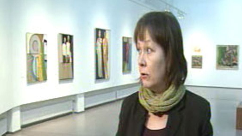 Museonjohtaja Raisa Laurila-Hakulinen Hämeenlinnan taidemuseon Unto Pusa -näyttelyssä.