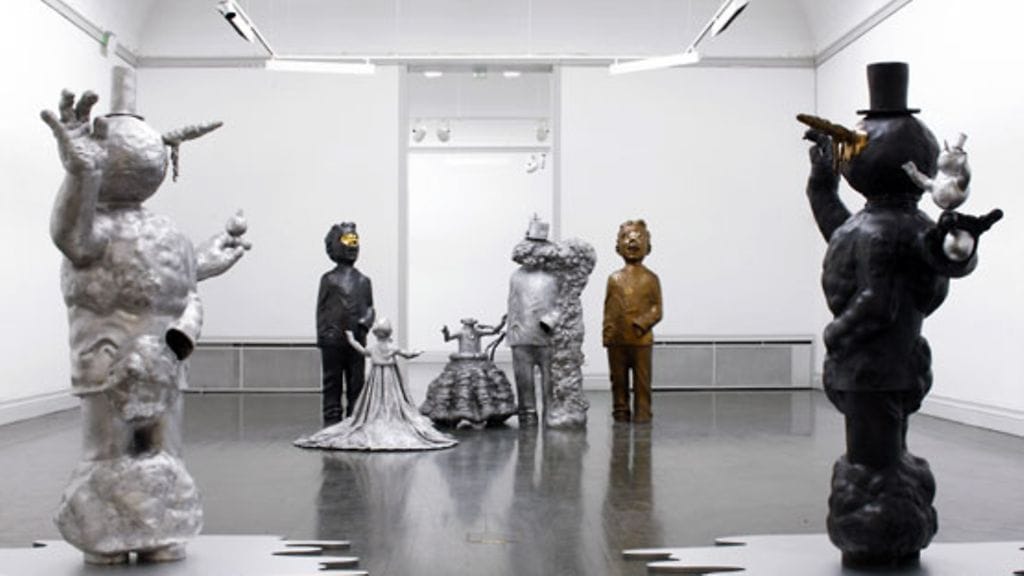 Kuvituskuvassa taiteilija Pekka Kauhasen veistoksia.