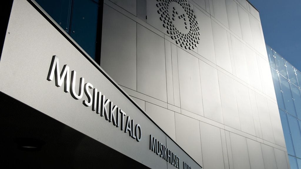 MTV Uutiset Live oli paikalla, kun karaoke raikasi Helsinki-päivänä Musiikkitalon nurmikolla.