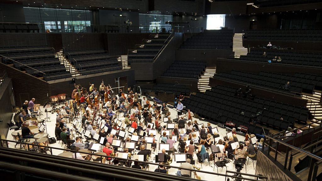 Ensi kertaa Suomessa koettavassa konsertissa kuullaan Lowlandin orkesterisovituksia tanssimusiikkiklassikoista. Ohjelmistossa saavat ensiesityksensä mm. versiot Daruden Sandstormista, Faithlessin Insomniasta sekä Eric Prydzin Opuksesta.