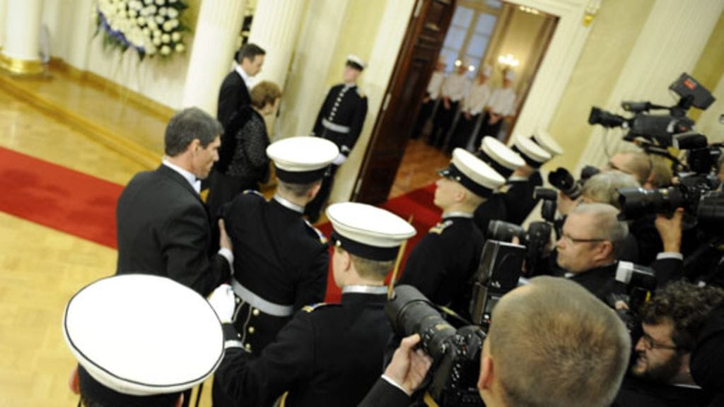 Linnassa oli niin kuuma, että yksi kadetti pyörtyi kättelyn aikana itsenäisyyspäivän vastaanotolla presidentinlinnassa 6. joulukuuta 2009.