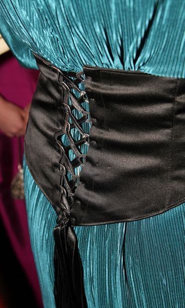 Virve Rostin puvussa käytettiin oluttölkin osia.