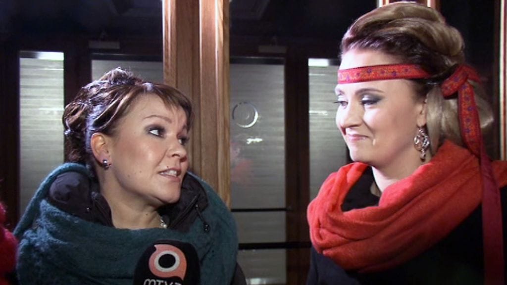 Linnan juhlissa esiintyvän Saaga Ensemblen jäsenet Vilma Timonen ja Soila Sariola intoutuivat laulamaan jo ennen juhlia.