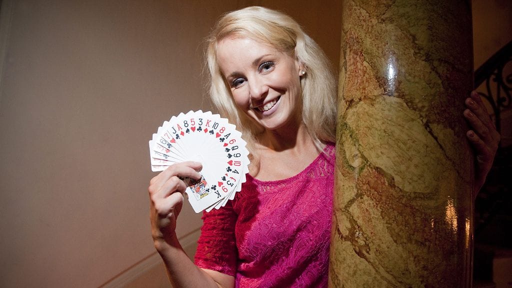 Mentalisti Noora Karma hypnotisoi Ilkka Kanervan.