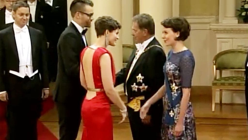 Näyttelijä Maria Ylipää Linnan juhlissa 2012. Kuvakaappaus MTV3 Uutisten nettilähetyksestä.