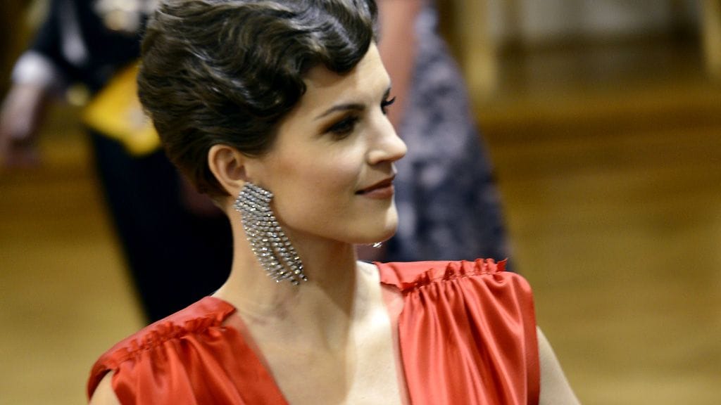 Maria Ylipään asu oli rohkea myös takaa.