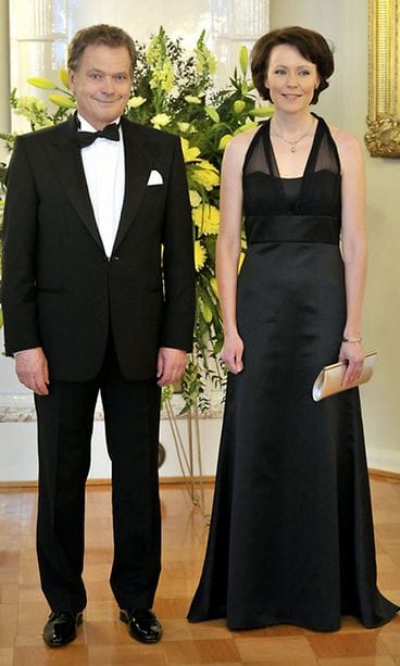 Tasavallan presidentti Sauli Niinistö kättelee Suomen Yhdysvaltojen suurlähettilästä Bruce Oreckia presidentinlinnassa Helsingissä 26. huhtikuuta 2012. Vierellä puoliso Jenni Haukio.